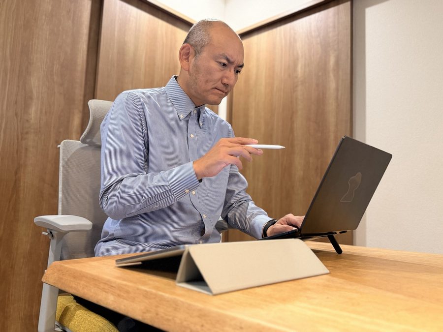 画面を見ながら話す以西 裕介