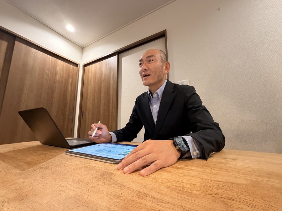 資料を手元に置いて説明する以西 裕介