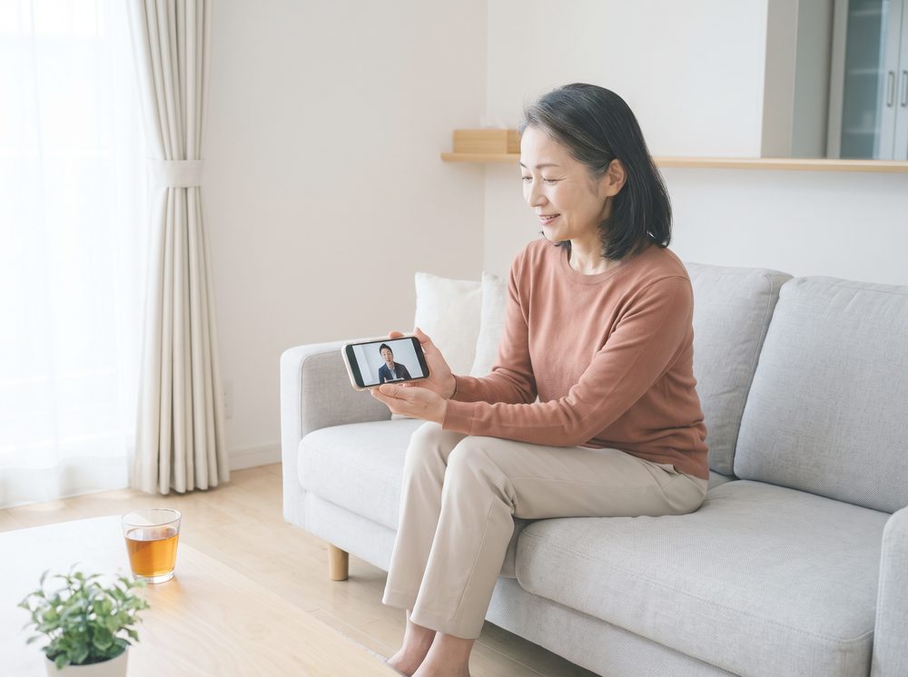 自宅のスマホからオンラインで参加するようす